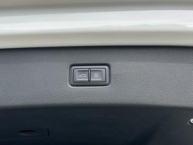 new 2025 Audi Q7 car, priced at $77,090