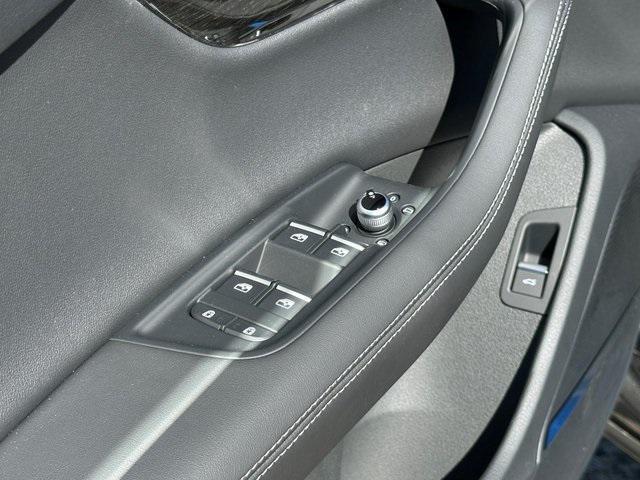 new 2025 Audi Q7 car, priced at $76,470