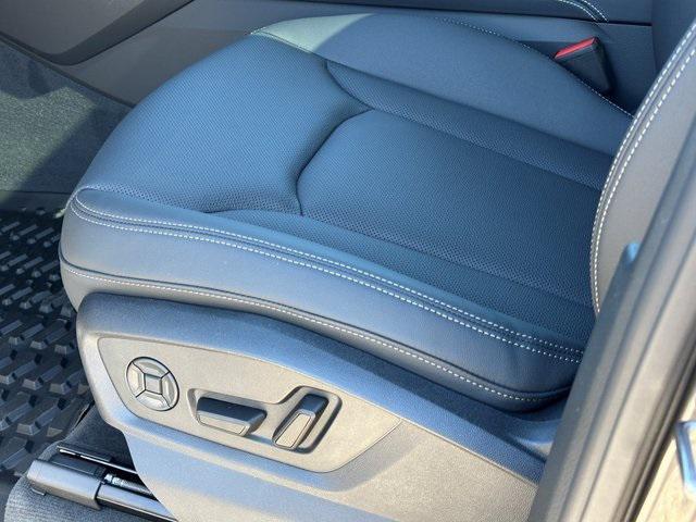 new 2025 Audi Q7 car, priced at $76,470