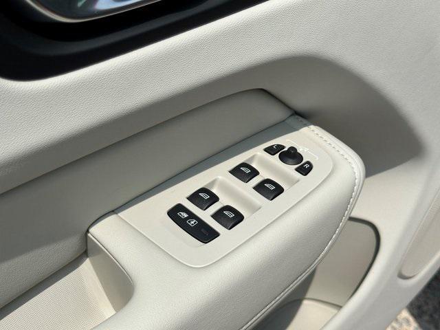 new 2025 Volvo XC60 car, priced at $61,610
