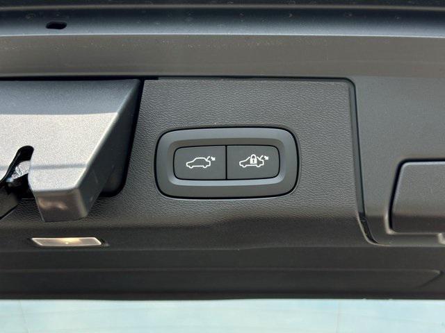 new 2025 Volvo XC60 car, priced at $61,610