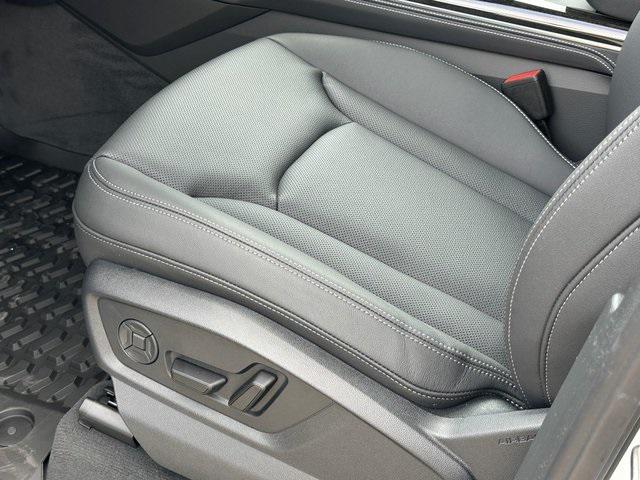 new 2025 Audi Q7 car, priced at $72,925