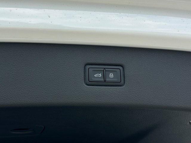 new 2025 Audi Q7 car, priced at $72,925