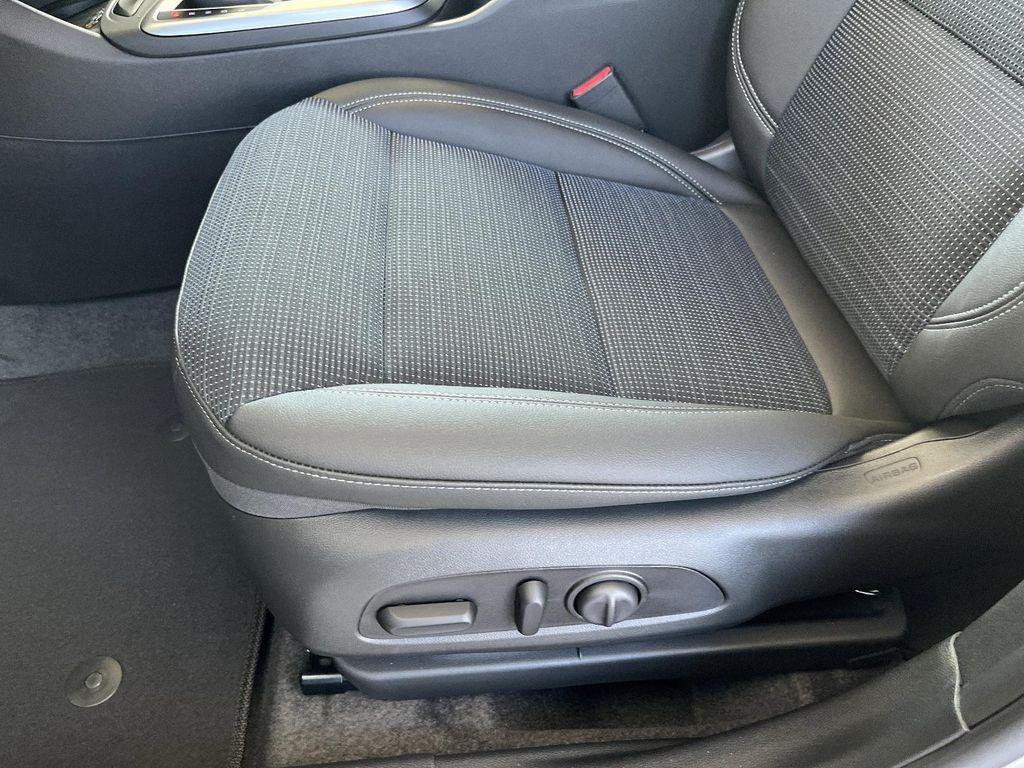 new 2025 Buick Envista car, priced at $25,530