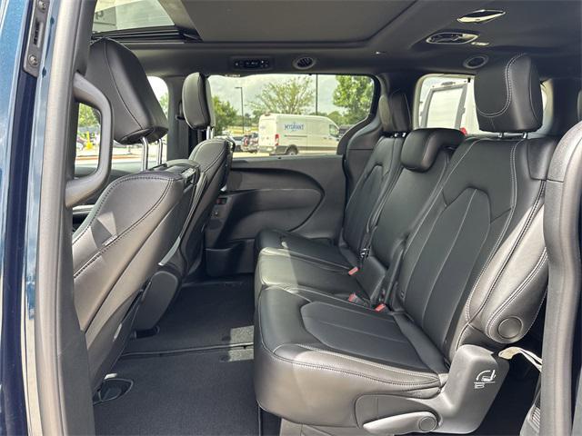 new 2025 Chrysler Pacifica car, priced at $47,301