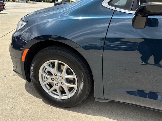 new 2025 Chrysler Pacifica car, priced at $47,301