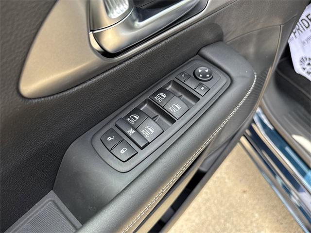 new 2025 Chrysler Pacifica car, priced at $47,301