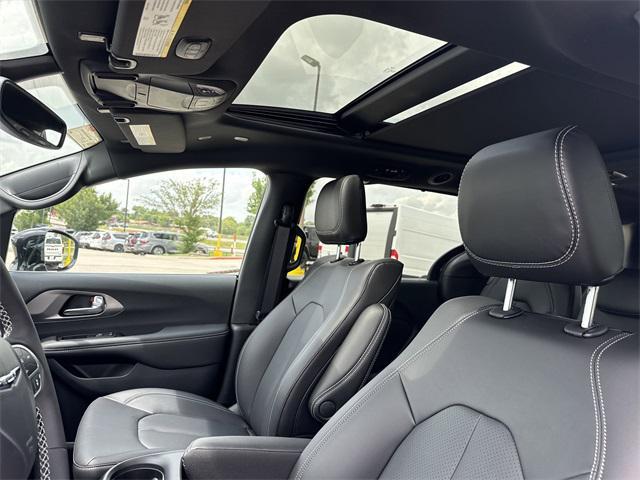 new 2025 Chrysler Pacifica car, priced at $47,301