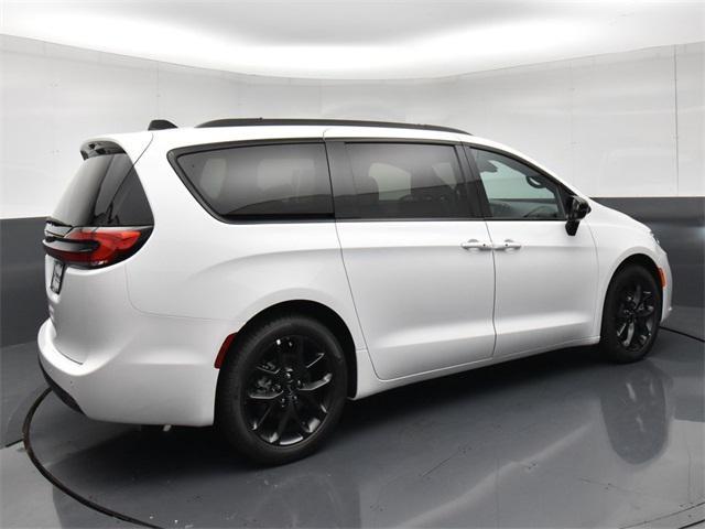 new 2024 Chrysler Pacifica car, priced at $37,090