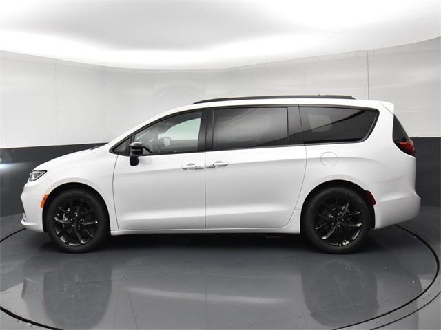 new 2024 Chrysler Pacifica car, priced at $37,090