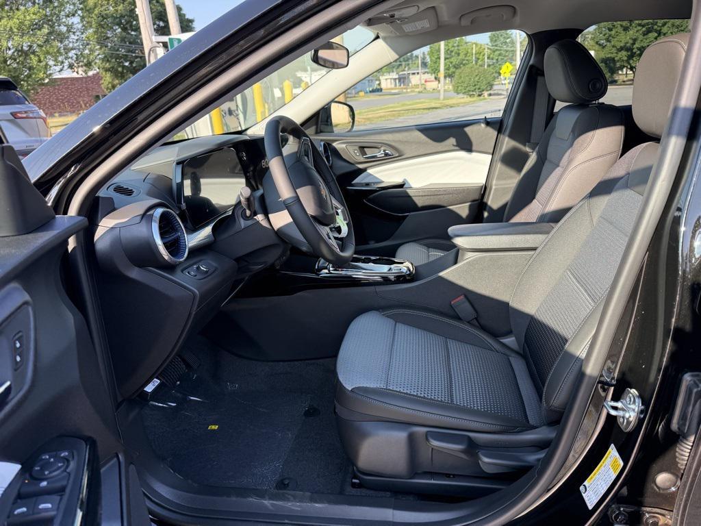 new 2025 Chevrolet Trax car, priced at $25,735