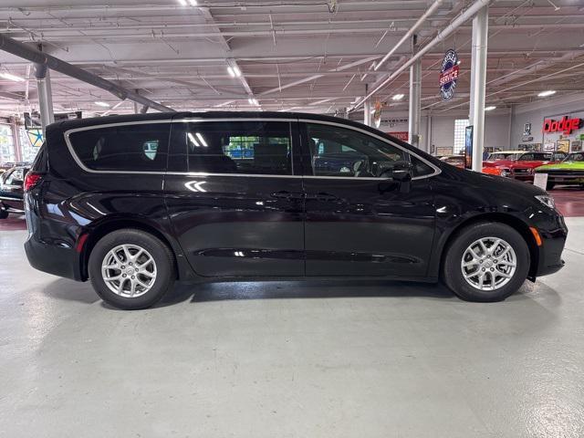 new 2025 Chrysler Pacifica car, priced at $43,032