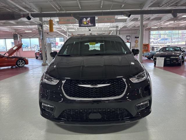 new 2025 Chrysler Pacifica car, priced at $43,032