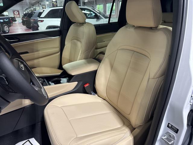 new 2025 Jeep Grand Cherokee car, priced at $46,059