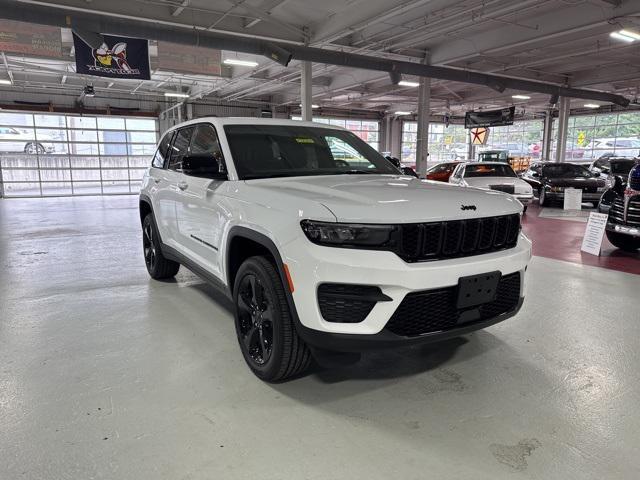 new 2025 Jeep Grand Cherokee car, priced at $42,570