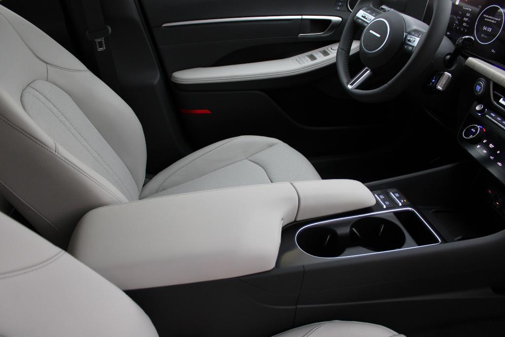 new 2025 Hyundai Sonata Hybrid car, priced at $39,186