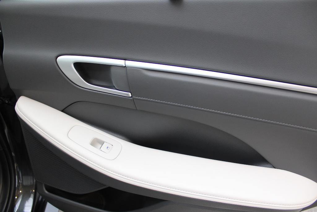 new 2025 Hyundai Sonata Hybrid car, priced at $37,637