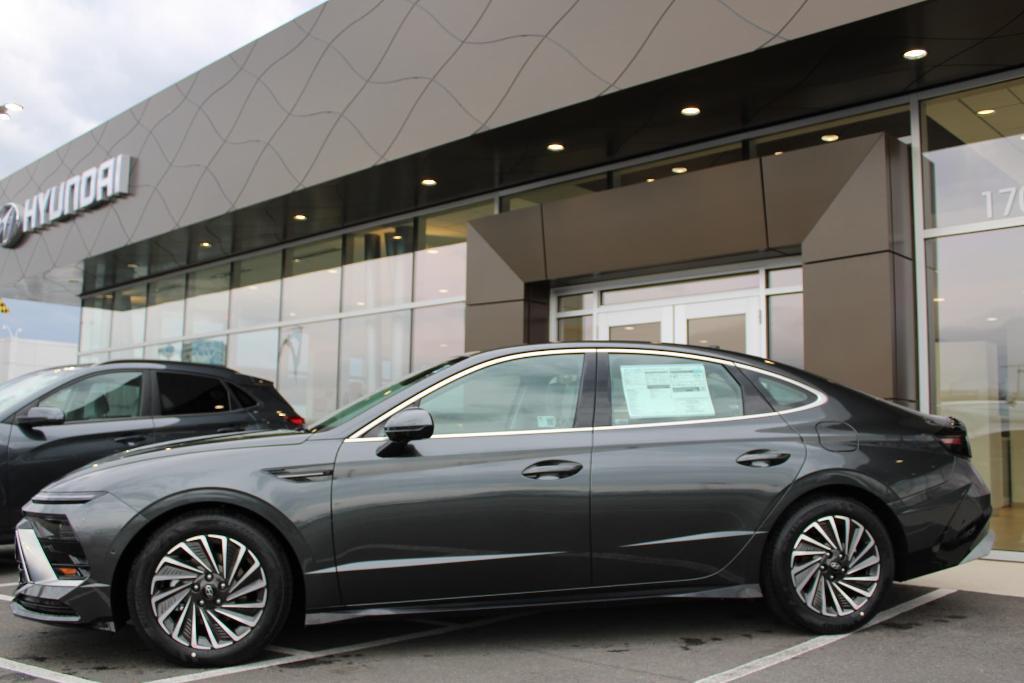 new 2025 Hyundai Sonata Hybrid car, priced at $37,556