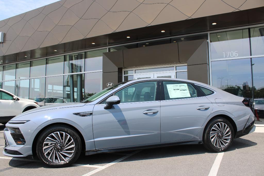 new 2025 Hyundai Sonata Hybrid car, priced at $37,357