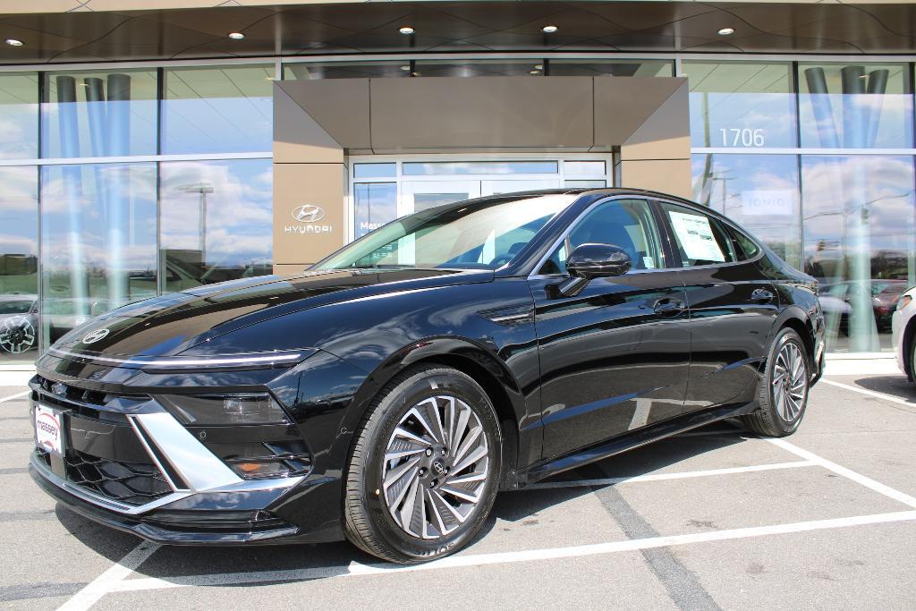 new 2025 Hyundai Sonata Hybrid car, priced at $37,680