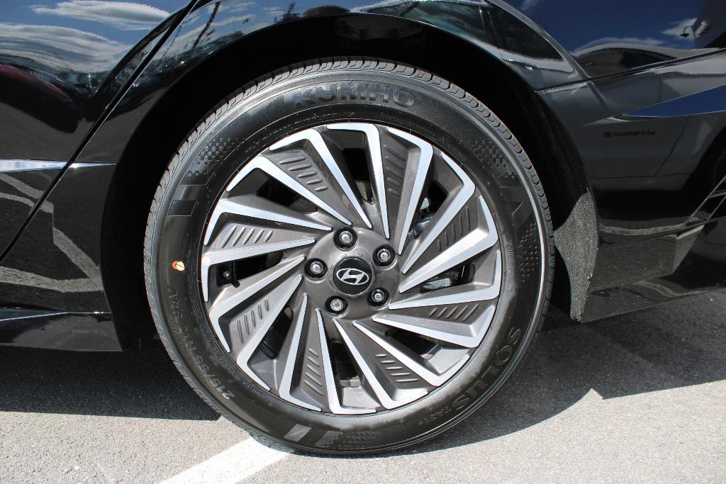 new 2025 Hyundai Sonata Hybrid car, priced at $37,680
