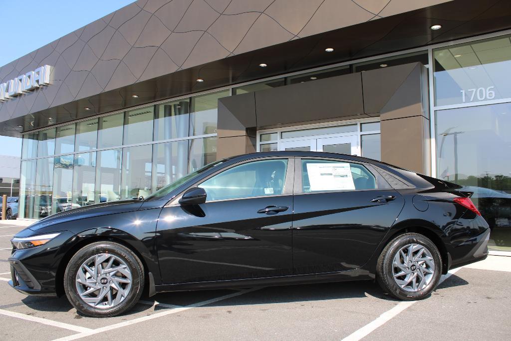new 2025 Hyundai ELANTRA HEV car, priced at $25,996