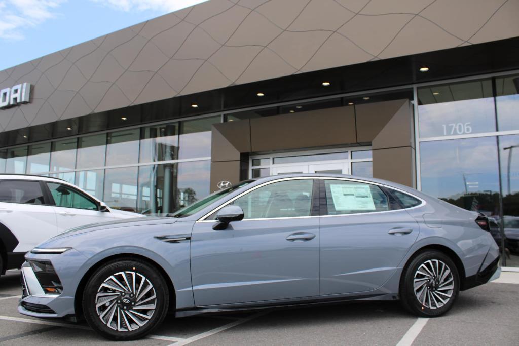 new 2025 Hyundai Sonata Hybrid car, priced at $31,284