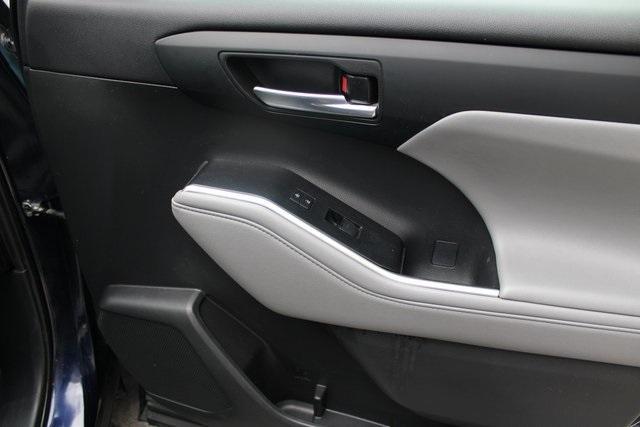 used 2022 Toyota Highlander car, priced at $34,471
