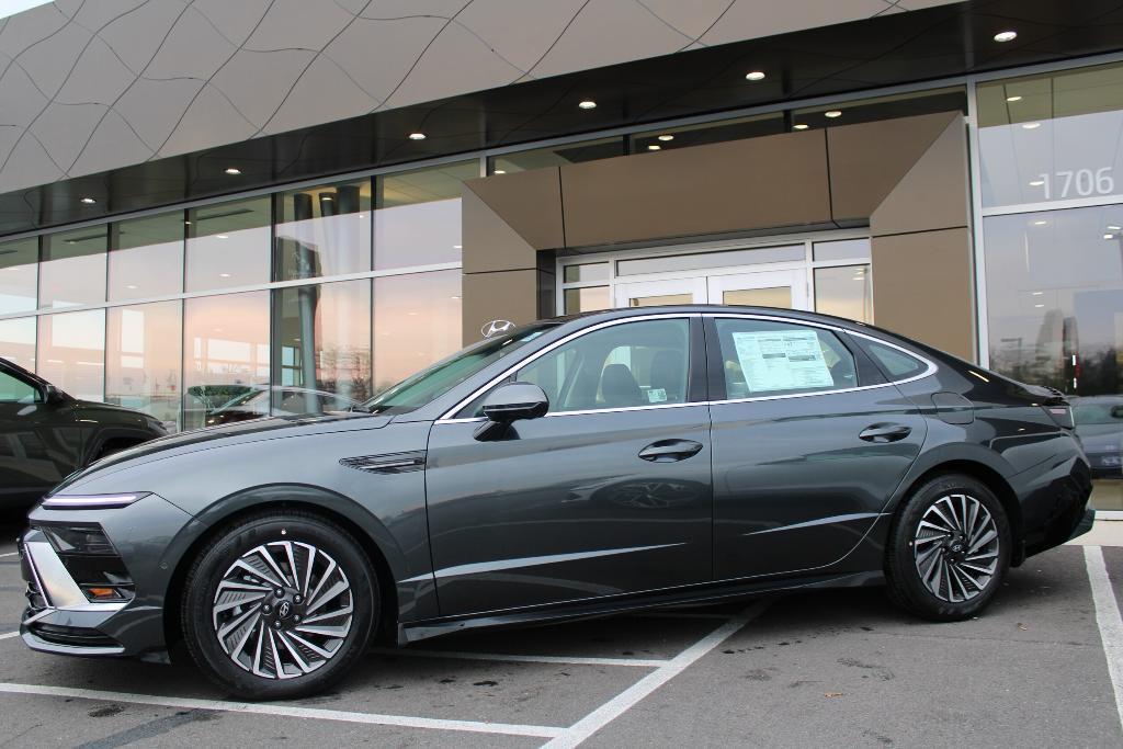 new 2025 Hyundai Sonata Hybrid car, priced at $38,078