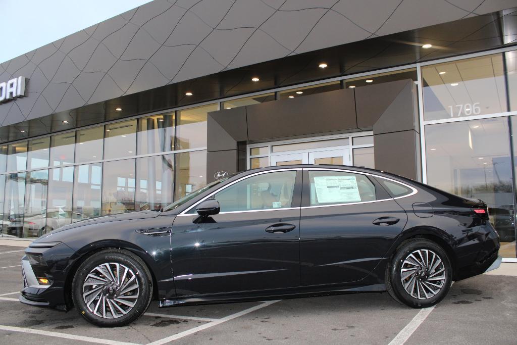 new 2025 Hyundai Sonata Hybrid car, priced at $37,950