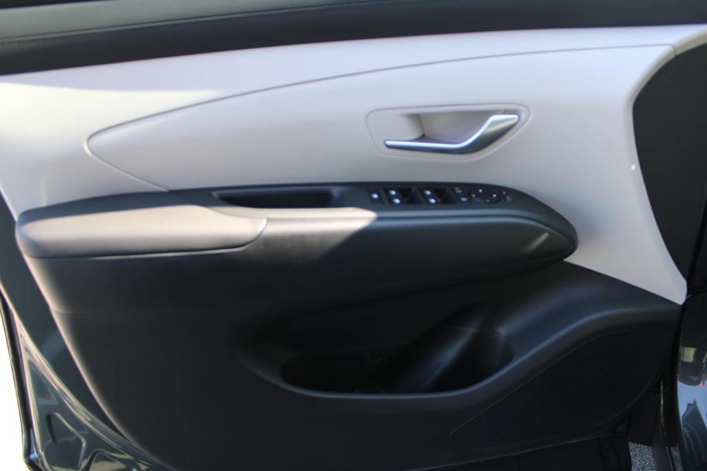 new 2025 Hyundai TUCSON Hybrid car, priced at $33,641
