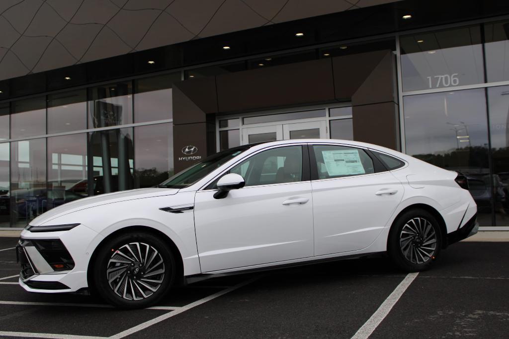 new 2025 Hyundai Sonata Hybrid car, priced at $38,380