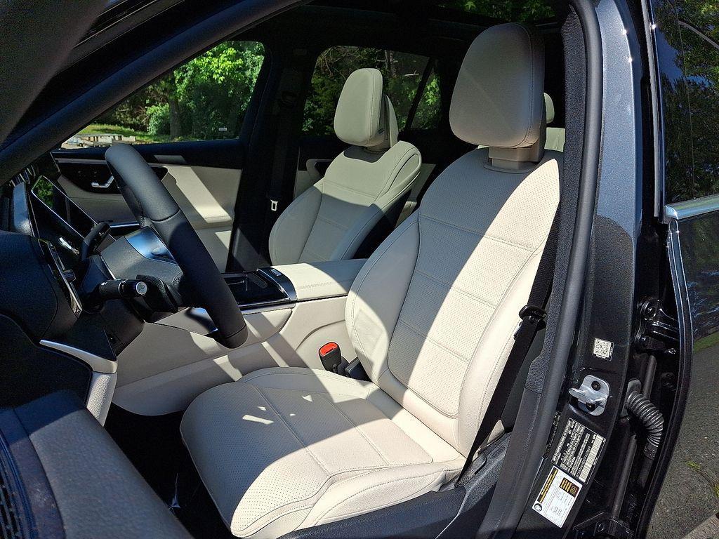 new 2025 Mercedes-Benz GLC 300 car, priced at $55,985