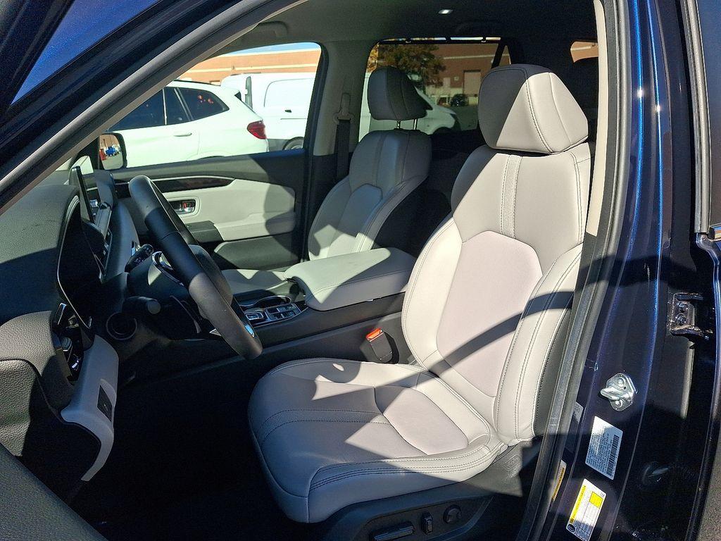 used 2025 Honda Pilot car, priced at $41,900