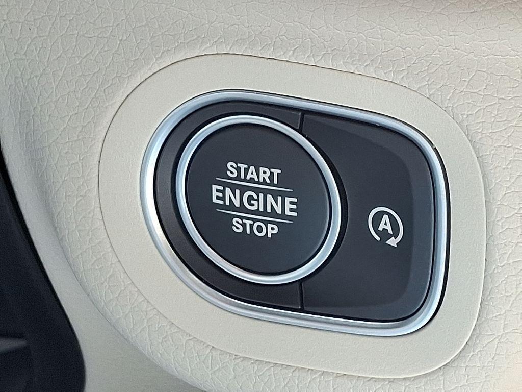 new 2025 Mercedes-Benz GLE 450 car, priced at $77,965
