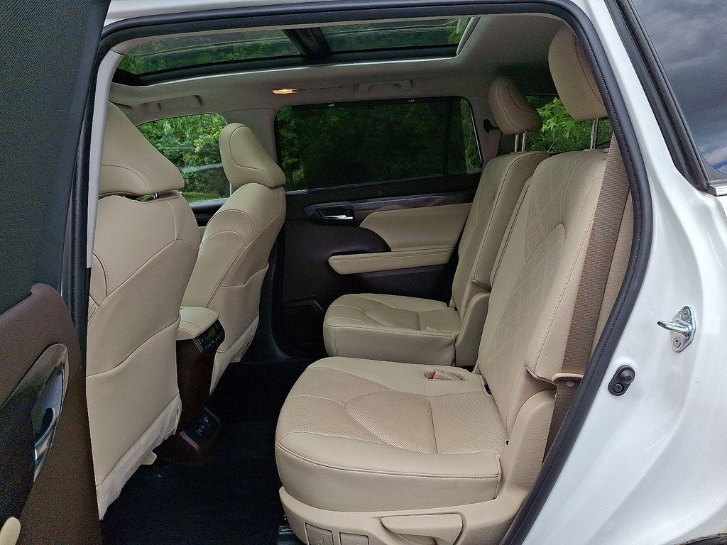 used 2020 Toyota Highlander Hybrid car, priced at $27,900