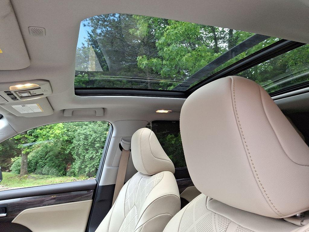 used 2020 Toyota Highlander Hybrid car, priced at $27,900