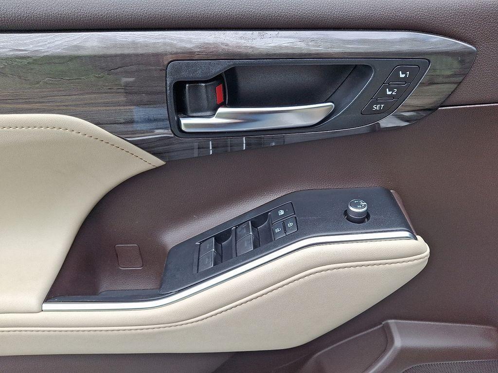used 2020 Toyota Highlander Hybrid car, priced at $27,900
