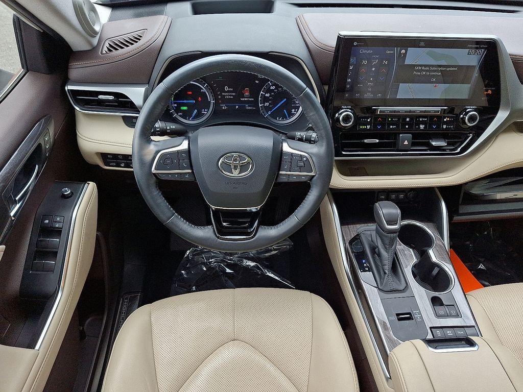used 2020 Toyota Highlander Hybrid car, priced at $27,900
