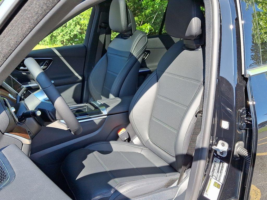 new 2025 Mercedes-Benz GLC 300 car, priced at $60,560