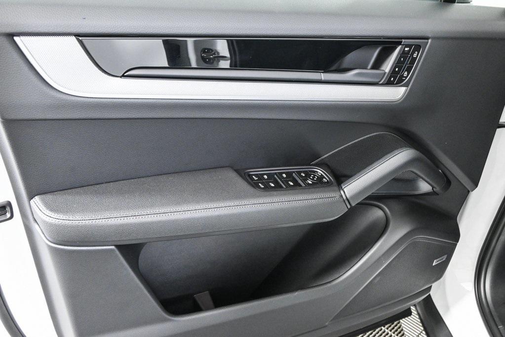 new 2025 Porsche Cayenne car, priced at $101,005