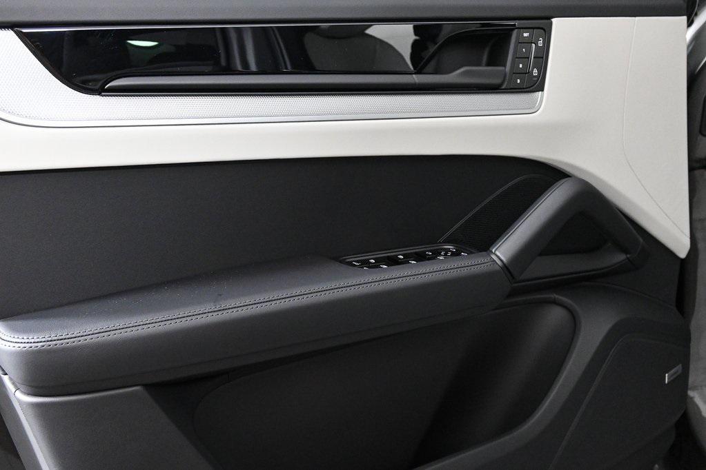new 2025 Porsche Cayenne car, priced at $105,585