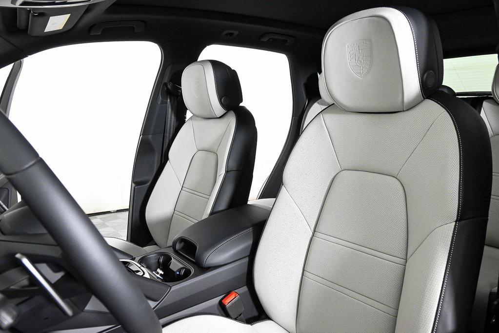 new 2025 Porsche Cayenne car, priced at $105,585