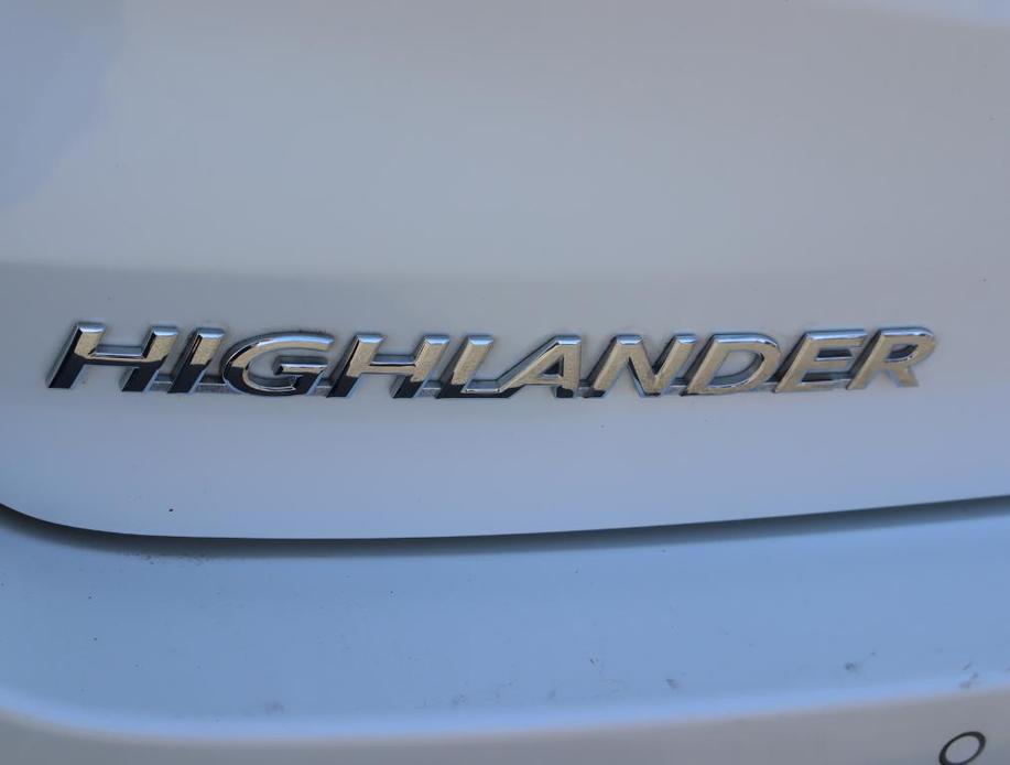 used 2018 Toyota Highlander Hybrid car, priced at $33,990