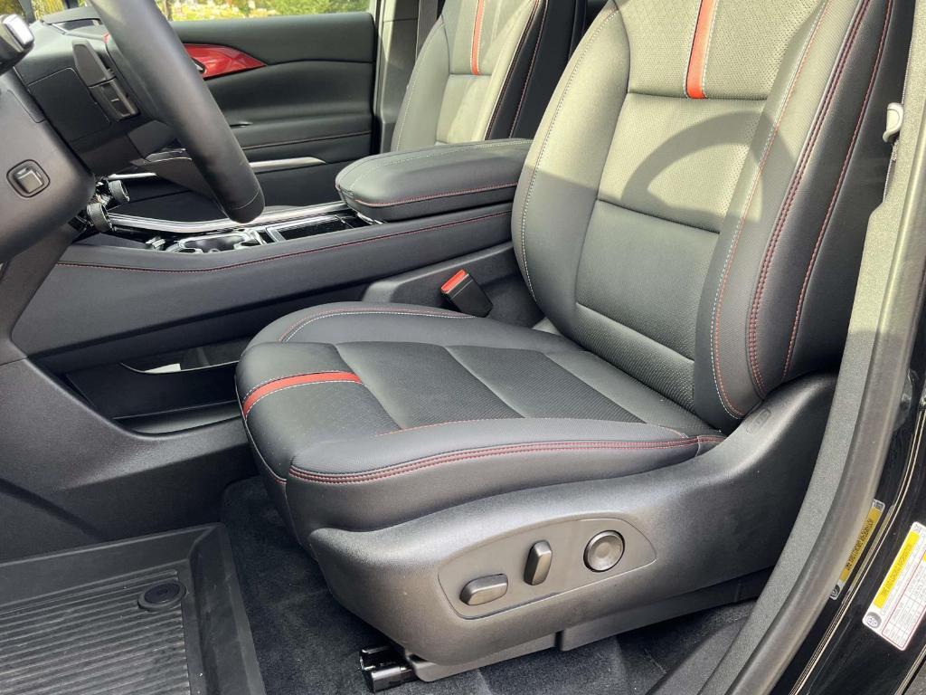 used 2024 Chevrolet Traverse car, priced at $52,900