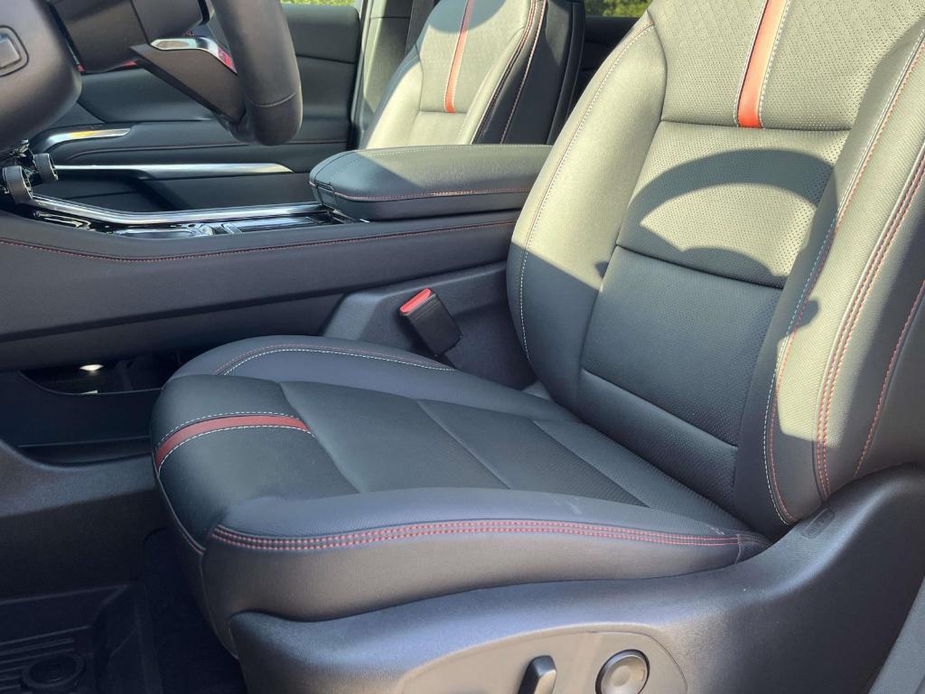 used 2024 Chevrolet Traverse car, priced at $55,400