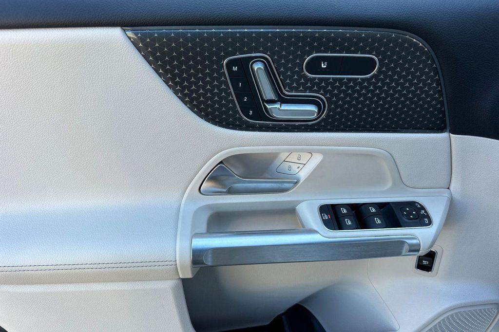 new 2025 Mercedes-Benz GLB 250 car, priced at $41,016