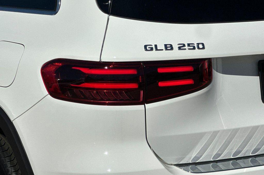 new 2025 Mercedes-Benz GLB 250 car, priced at $41,016