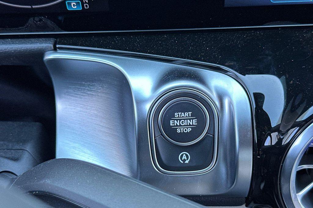 new 2025 Mercedes-Benz GLB 250 car, priced at $41,016