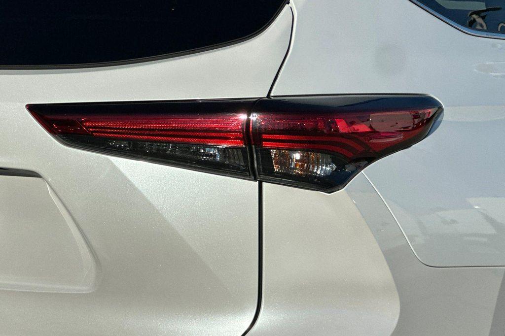 used 2022 Toyota Highlander car, priced at $33,800